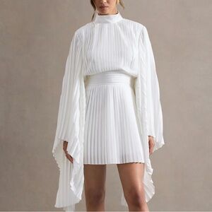 Chic White Long Sleeve Pleated Dress